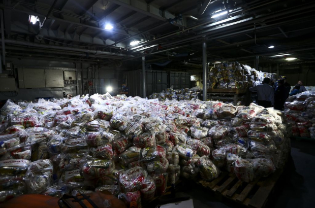Cesta básica cai em Porto Alegre, mas ainda consome mais da metade do salário mínimo