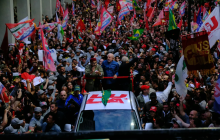 Multidão toma as ruas de Porto Alegre em caminhada com Lula