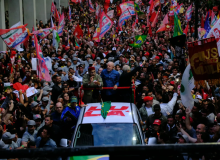 Multidão toma as ruas de Porto Alegre em caminhada com Lula