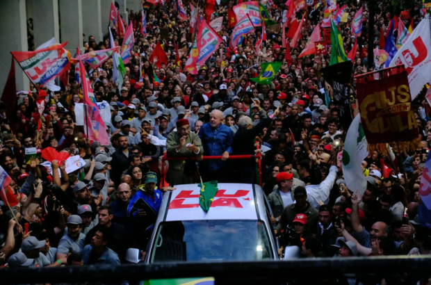 Multidão toma as ruas de Porto Alegre em caminhada com Lula