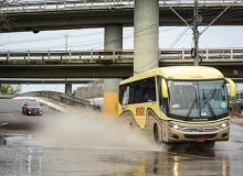 Porto Alegre sofre com alagamentos após chuva intensa nesta quinta (26)