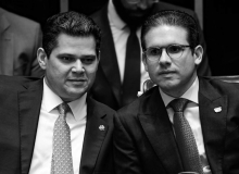 Na madrugada deputados aprovam redução de pena para Bolsonaro e militares golpistas