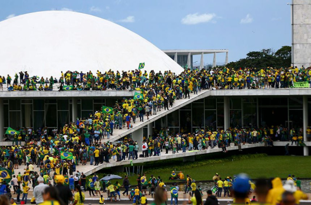 Partidos de direita querem barrar isenção do IR se golpistas não forem anistiados