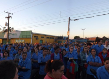 Mulheres sapateiras protestam em frente à Beira Rio