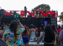 Carnaval revela rotina de risco e resistência dos vendedores ambulantes