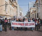 Trabalhadores da Caixa ocupam as ruas de Porto Alegre em caminhada por avanços