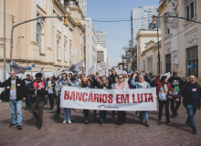 Trabalhadores da Caixa ocupam as ruas de Porto Alegre em caminhada por avanços