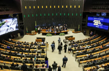 15 deputados gaúchos querem adiar em 10 anos o fim da escala 6x1