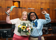 Cleonice Beck, dirigente da CUT-RS, recebe troféu Mulher Cidadã na AL-RS