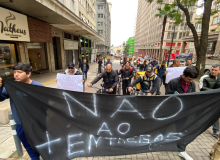 Entregadores protestam contra nova modalidade do iFood que paga R$ 3,00 por entrega