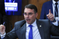Flávio diz apoiar fim da 6x1, mas promete rever lei se for eleito, aponta Folha