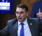 Flávio diz apoiar fim da 6x1, mas promete rever lei se for eleito, aponta Folha