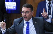 Flávio diz apoiar fim da 6x1, mas promete rever lei se for eleito, aponta Folha
