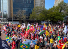 Mais de 2 mil pessoas participam do ato pela soberania em Porto Alegre