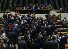 Câmara aprova isenção do IR até R$ 5 mil após pressão popular