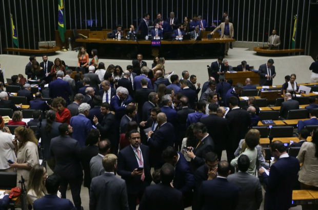 Câmara aprova isenção do IR até R$ 5 mil após pressão popular