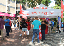 Trabalhadores comemoram isenção do Imposto de Renda com ato em Porto Alegre