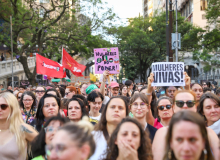 Ato pelo fim da violência contra as mulheres toma as ruas de Porto Alegre